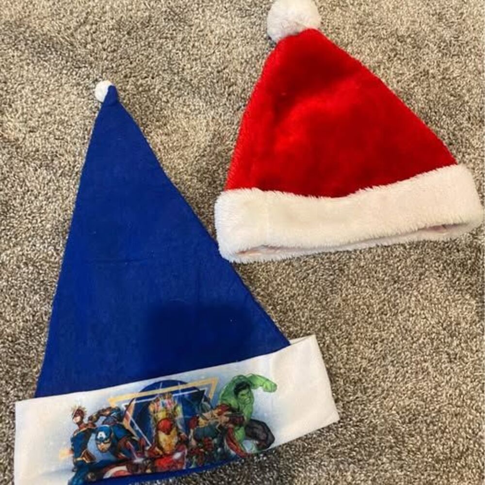 Like new 2 christmas hats